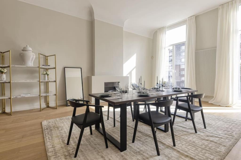 Luxurious 3 Bedrooms Center *
