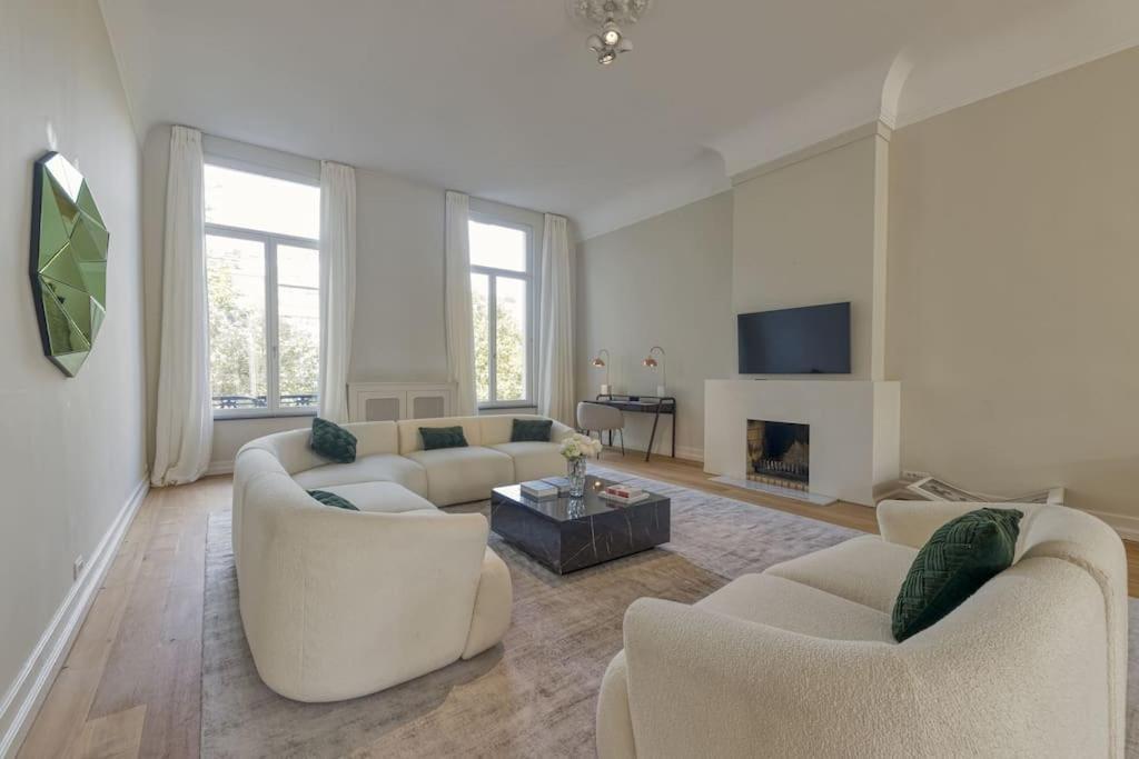 Luxurious 3 Bedrooms Center *